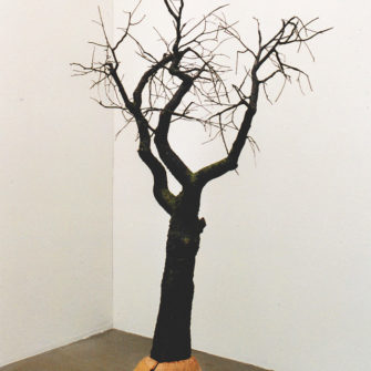 Körsbärsträdet. Körsbärsträ, oljefärg. Johan Frid. Ett körsbärsträd täljt av träet från trädet skulpturen avbildar.